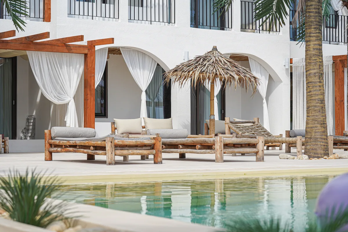 객실 앞 개별 테라스와 카바나