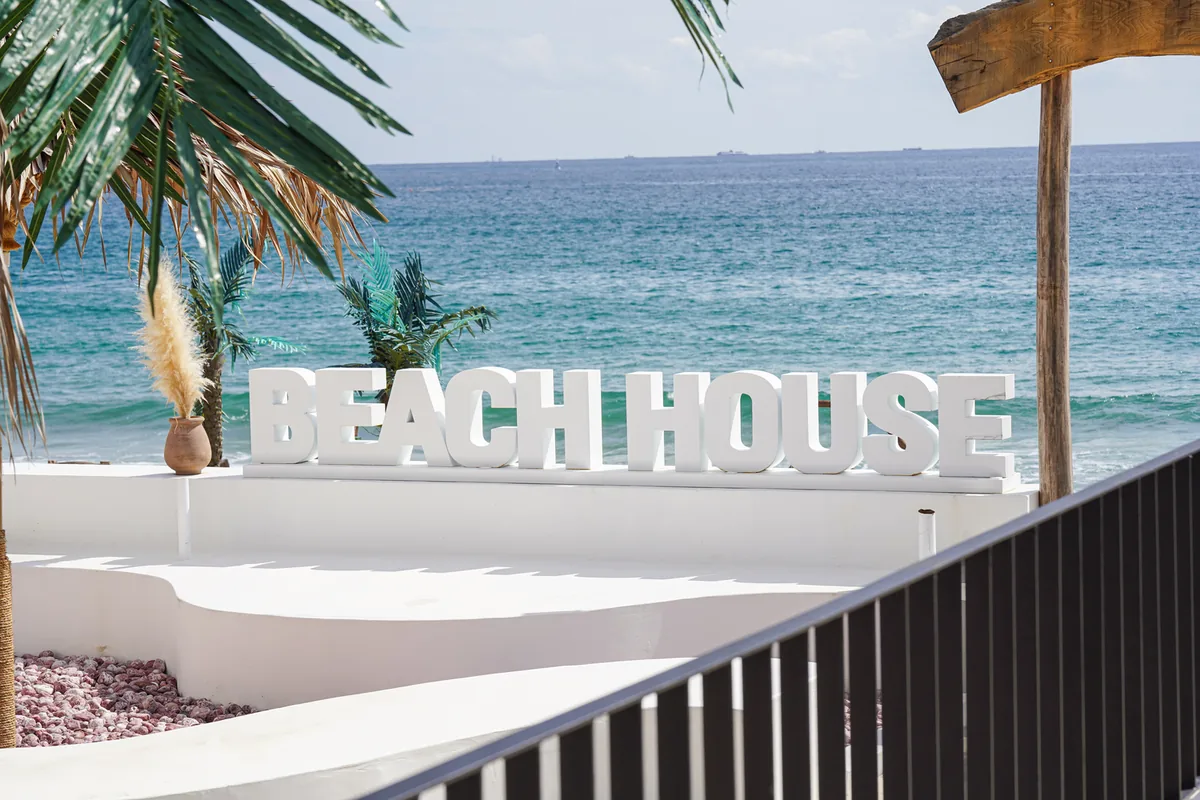BEACH HOUSE 사인과 바다