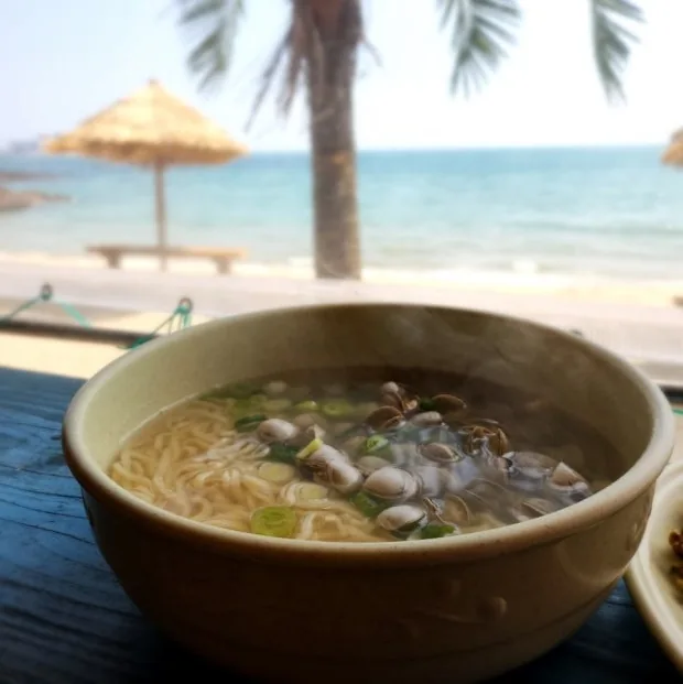 海の見える席に置かれたアサリのカルグクス